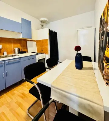 Küche/Küchenzeile in der Unterkunft Cozy 1BR Apartment, 15 Min from Augarten