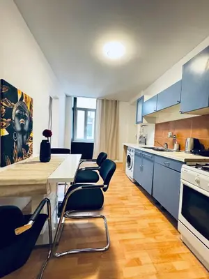 Küche/Küchenzeile in der Unterkunft Cozy 1BR Apartment, 15 Min from Augarten