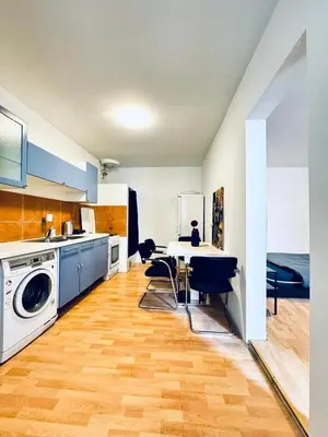 Küche/Küchenzeile in der Unterkunft Cozy 1BR Apartment, 15 Min from Augarten