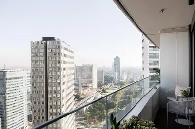 Ein Balkon oder eine Terrasse in der Unterkunft Skyline Suite - Danube-View Balcony & Pool
