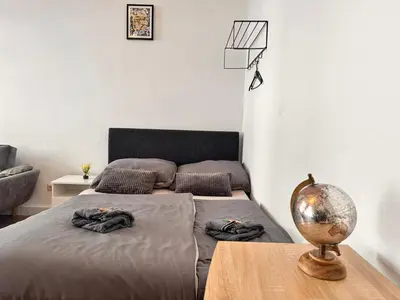 Ein Bett oder Betten in einem Zimmer der Unterkunft Stylish Vienna City Loft - Two Bed Rooms for 5 Person with cute Balcony
