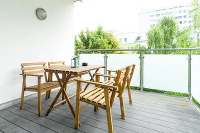 Ein Balkon oder eine Terrasse in der Unterkunft Apartment in a green location with Parking & Balcony, Walking distance to U1 Metro