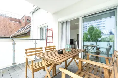 Ein Balkon oder eine Terrasse in der Unterkunft Apartment in a green location with Parking & Balcony, Walking distance to U1 Metro