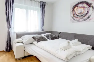 Ein Bett oder Betten in einem Zimmer der Unterkunft Apartment in a green location with Parking & Balcony, Walking distance to U1 Metro
