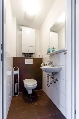 Ein Badezimmer in der Unterkunft Apartment in a green location with Parking & Balcony, Walking distance to U1 Metro