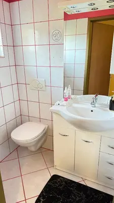 Ein Badezimmer in der Unterkunft Stundenzimmer-sollenau - Mini Motel