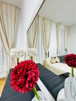 Ein Bett oder Betten in einem Zimmer der Unterkunft Affordable Apartment, 4 Minutes from Stadthalle and U6 Metro