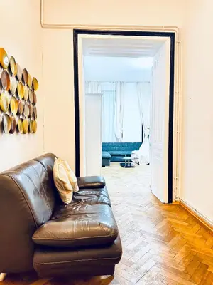 Ein Sitzbereich in der Unterkunft Affordable Apartment, 4 Minutes from Stadthalle and U6 Metro