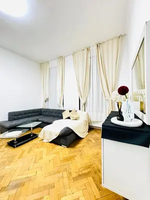 Ein Sitzbereich in der Unterkunft Affordable Apartment, 4 Minutes from Stadthalle and U6 Metro