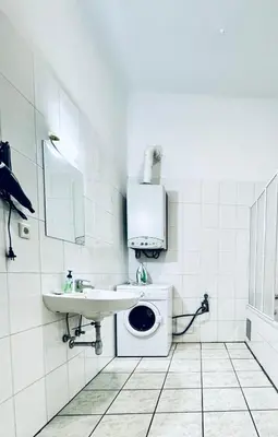 Ein Badezimmer in der Unterkunft Affordable Apartment, 4 Minutes from Stadthalle and U6 Metro