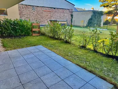 Ein Garten an der Unterkunft Modern Apartment Garden with 5 Single Beds