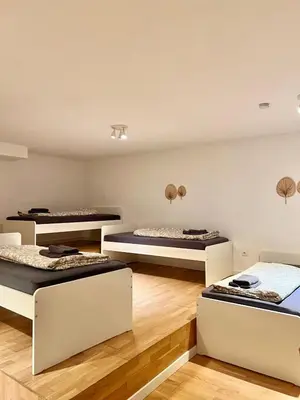 Ein Bett oder Betten in einem Zimmer der Unterkunft Modern Apartment Garden with 5 Single Beds