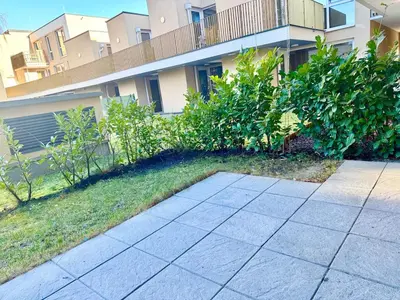 Ein Garten an der Unterkunft Modern Apartment Garden with 5 Single Beds