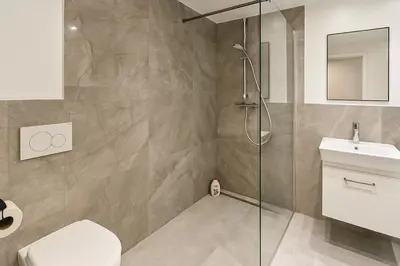 Ein Badezimmer in der Unterkunft Modern Apartment Garden with 5 Single Beds