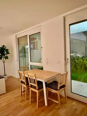 Grundriss der Unterkunft Modern Apartment Garden with 5 Single Beds