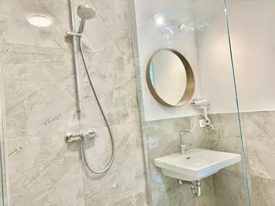 Ein Badezimmer in der Unterkunft Modern Apartment Garden with 5 Single Beds