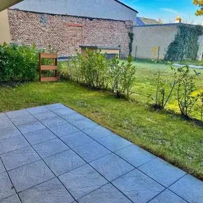 Modern Apartment Garden with 5 Single Beds