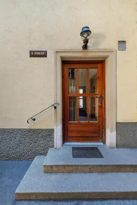 Eine Fassade oder ein Eingang zu Vor den Toren Wiens in Ruhelage