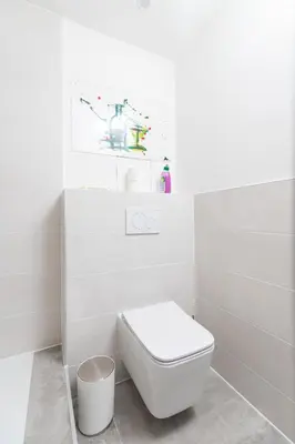 Ein Badezimmer in der Unterkunft 2BR Getaway w Balcony & Fast WiFi, Near Tram