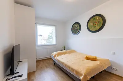 Ein Bett oder Betten in einem Zimmer der Unterkunft 2BR Getaway w Balcony & Fast WiFi, Near Tram