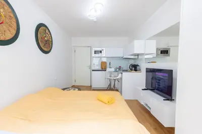 Küche/Küchenzeile in der Unterkunft 2BR Getaway w Balcony & Fast WiFi, Near Tram