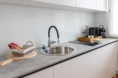 Küche/Küchenzeile in der Unterkunft Modern 1BR Vienna Getaway near tram