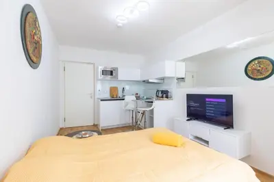 Küche/Küchenzeile in der Unterkunft Private 1BR Value Stay w Kitchenette and Walk to Tram