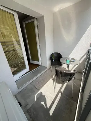 Ein Sitzbereich in der Unterkunft Private 1BR Value Stay w Kitchenette and Walk to Tram