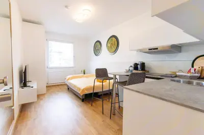 Küche/Küchenzeile in der Unterkunft Private 1BR Value Stay w Kitchenette and Walk to Tram