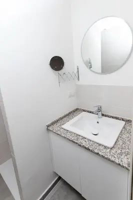 Ein Badezimmer in der Unterkunft Private 1BR Value Stay w Kitchenette and Walk to Tram