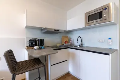 Küche/Küchenzeile in der Unterkunft Private 1BR Value Stay w Kitchenette and Walk to Tram