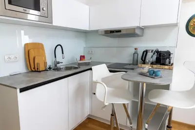 Küche/Küchenzeile in der Unterkunft Private 1BR Value Stay w Kitchenette and Walk to Tram