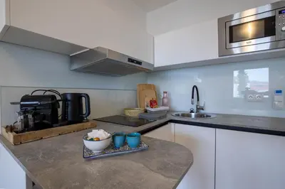Küche/Küchenzeile in der Unterkunft Private 1BR Value Stay w Kitchenette and Walk to Tram