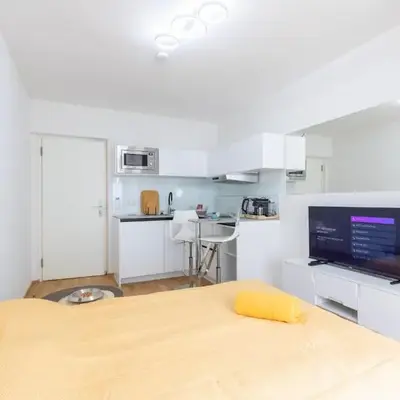 Private 1BR Value Stay w Kitchenette and Walk to Tram