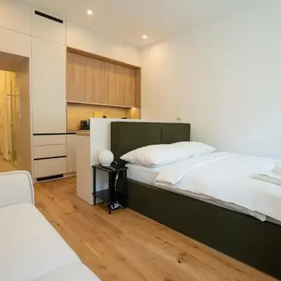 Elegant studio with king-size bed Self check-in