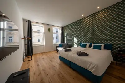 Ein Bett oder Betten in einem Zimmer der Unterkunft Velvet Vienna - Free Parking & EV - Near U1 metro