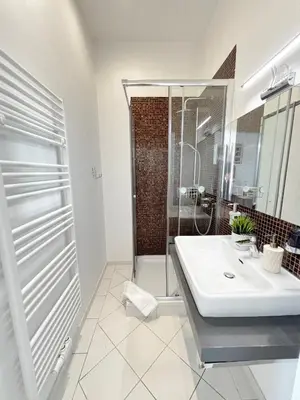 Ein Badezimmer in der Unterkunft 2 Bedroom Apartments, near Belvedere, Equipped Kitchen, no Elevator 4th Floor