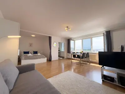 TV/Unterhaltungsangebot in der Unterkunft Bright Sunny Studio, AC, 15min to the city center, Smart TV