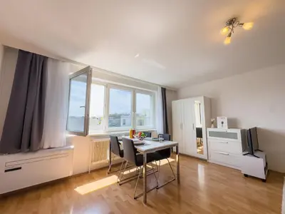Ein Bett oder Betten in einem Zimmer der Unterkunft Bright Sunny Studio, AC, 15min to the city center, Smart TV