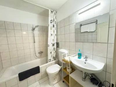 Ein Badezimmer in der Unterkunft Bright Sunny Studio, AC, 15min to the city center, Smart TV