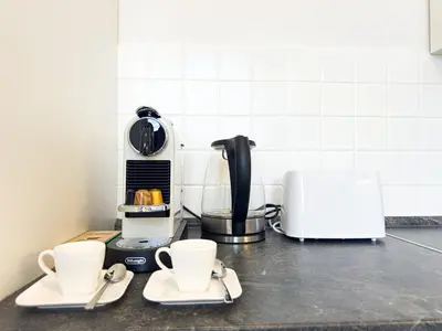 Kaffee-/Teezubehör in der Unterkunft Bright Sunny Studio, AC, 15min to the city center, Smart TV
