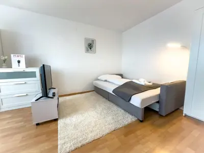 Ein Bett oder Betten in einem Zimmer der Unterkunft Bright Sunny Studio, AC, 15min to the city center, Smart TV
