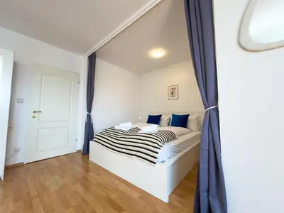 Ein Bett oder Betten in einem Zimmer der Unterkunft Bright Sunny Studio, AC, 15min to the city center, Smart TV