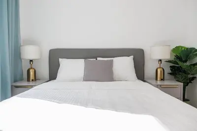 Ein Bett oder Betten in einem Zimmer der Unterkunft Stylish City Suite, Balcony, Augarten & Center