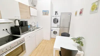 Küche/Küchenzeile in der Unterkunft Comfortable rooms in Lugner City area HE
