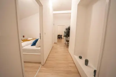 Ein Bett oder Betten in einem Zimmer der Unterkunft 2 Bedroom Apartments, 18 Min to city center, Kitchen, Smart TV