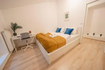 Ein Bett oder Betten in einem Zimmer der Unterkunft 2 Bedroom Apartments, 18 Min to city center, Kitchen, Smart TV
