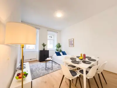 Ein Sitzbereich in der Unterkunft 2 Bedroom Apartments, 18 Min to city center, Kitchen, Smart TV