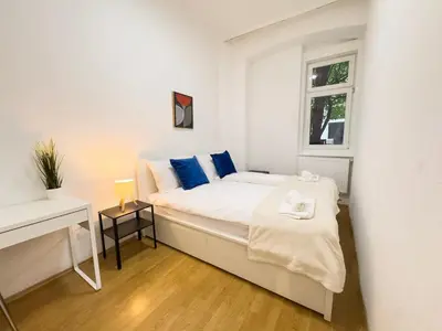 Ein Bett oder Betten in einem Zimmer der Unterkunft 2 Bedroom Apartments, 18 Min to city center, Kitchen, Smart TV