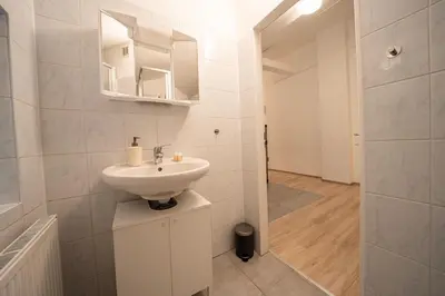 Ein Badezimmer in der Unterkunft 2 Bedroom Apartments, 18 Min to city center, Kitchen, Smart TV